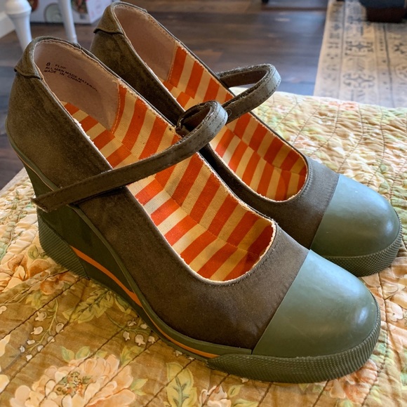 Steve Madden Shoes - Steve Madden mary jane style wedges size 8